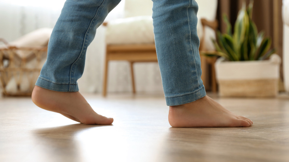 Andar descalço em casa faz com que fique constipado?