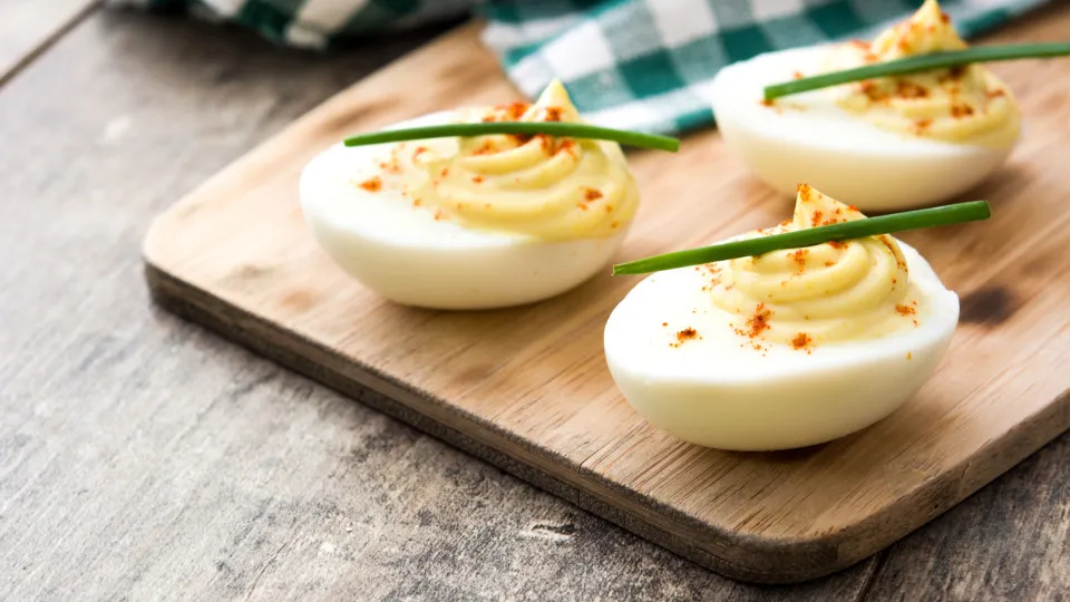 A receita de ovos cozidos que é perfeita como entrada antes do jantar