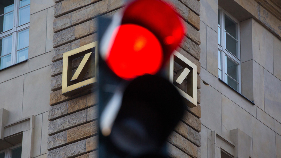 Ignora semáforo vermelho e acaba multado em 19 milhões de euros