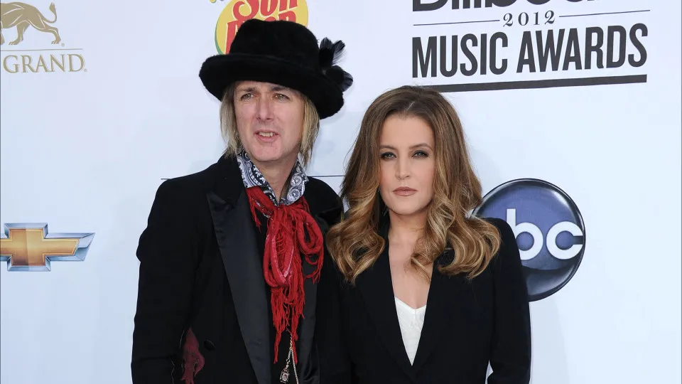 Michael Lockwood, ex-marido de Lisa Presley, está ao lado das filhas 