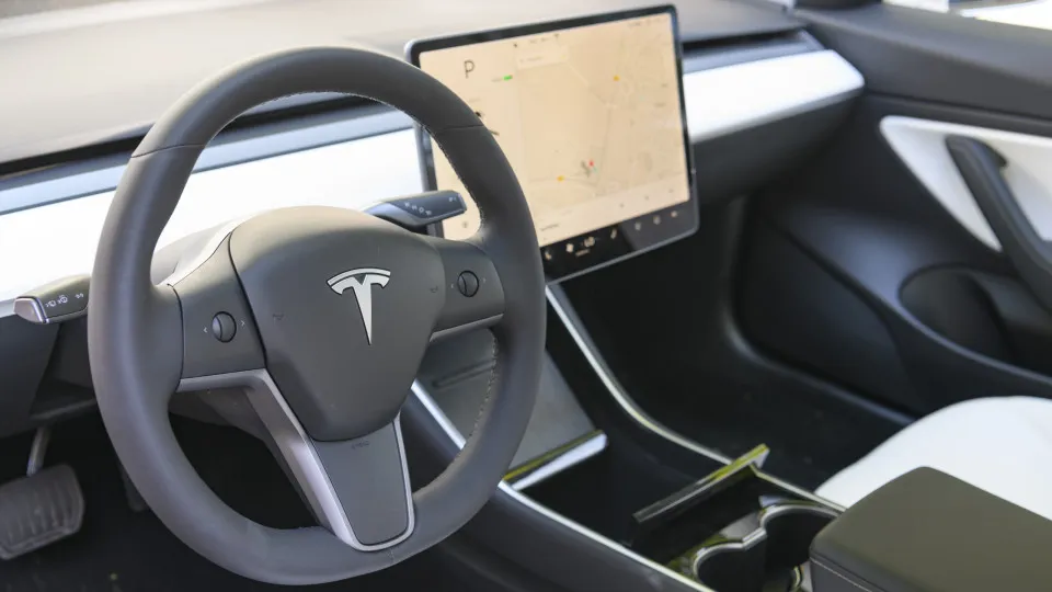 Cinco tecnologias que só os carros da Tesla têm (até ao momento)