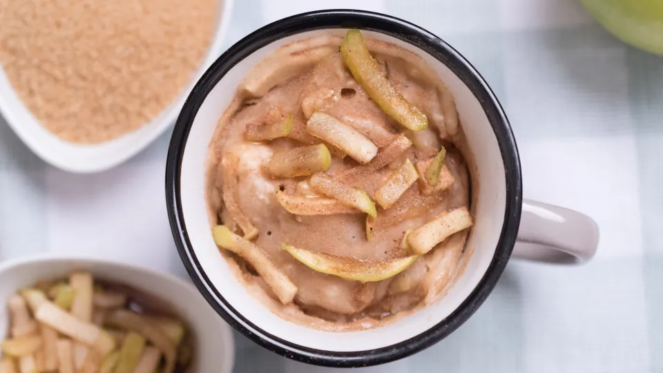 Bolo de maçã na caneca para devorar sem parecer que está de dieta