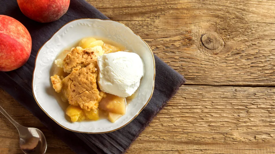 Se fizer este 'crumble' de pêssego não vai sobrar nem uma migalha
