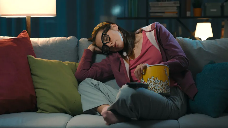 Veja filmes até ao fim sem se deixar dormir no sofá. Siga estas dicas