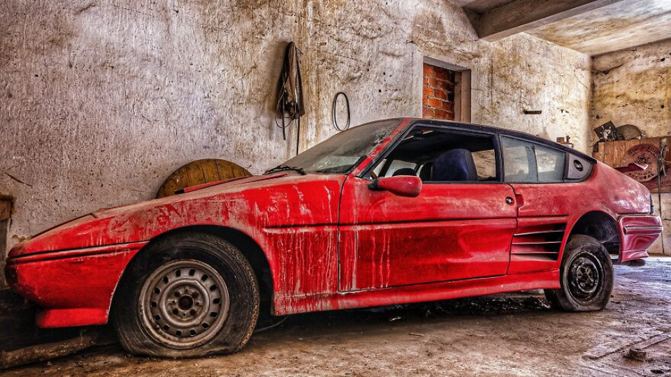 Encontrada fábrica abandonada em Portugal repleta de carros clássicos