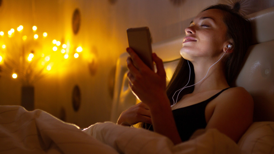 Dificuldades em dormir? Experimente estes podcasts