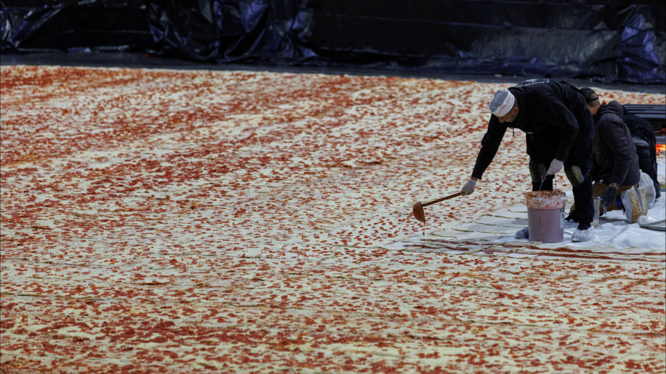 Vai uma fatia? Pizza Hut tenta alcançar recorde da maior pizza do mundo