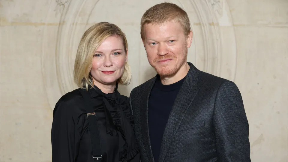 Kirsten Dunst e Jesse Plemons em grande estilo na Paris Fashion Week