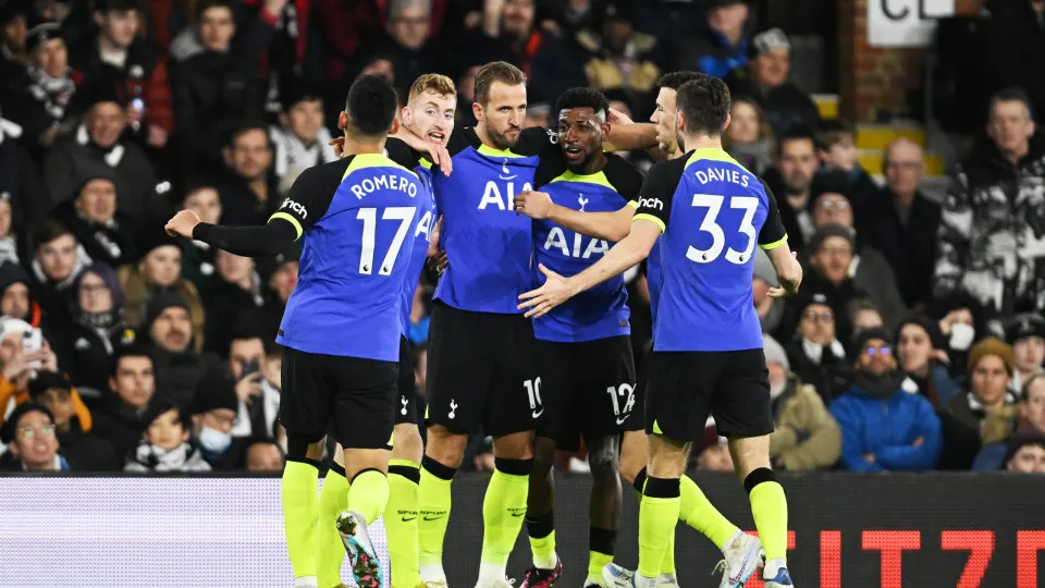 Kane 'toma de assalto' a casa de Marco Silva e remata para a história