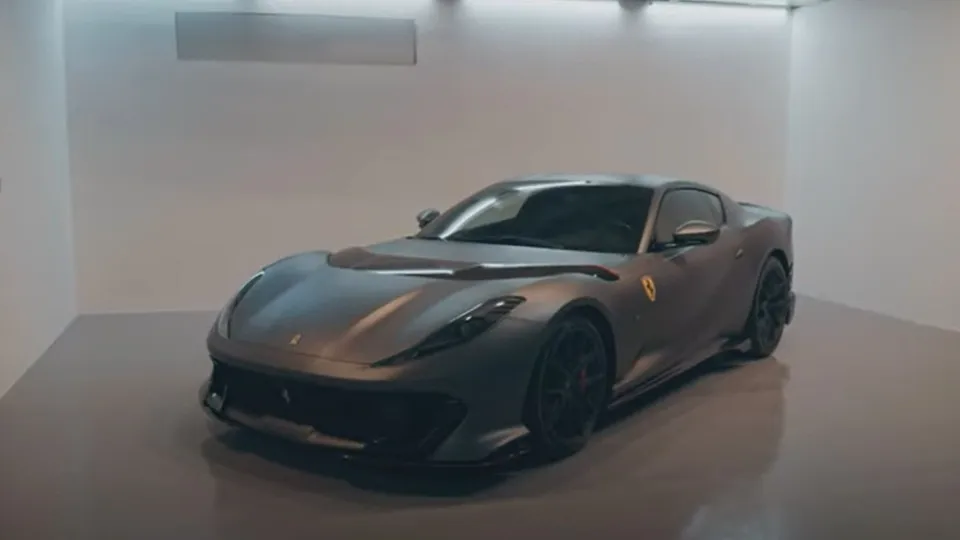 Carlos Sainz mostra o seu tão esperado Ferrari 812 Competizione