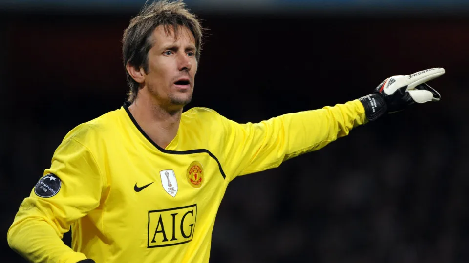 LONDON, ENGLAND - MAY 05: Edwin van der Sar of Manchester United in action during the UEFA Champions League semi final second leg match between Arsenal and Manchester United at the Emirates Stadium on May 5, 2009 in London, England. (Photo by Etsuo Hara/G