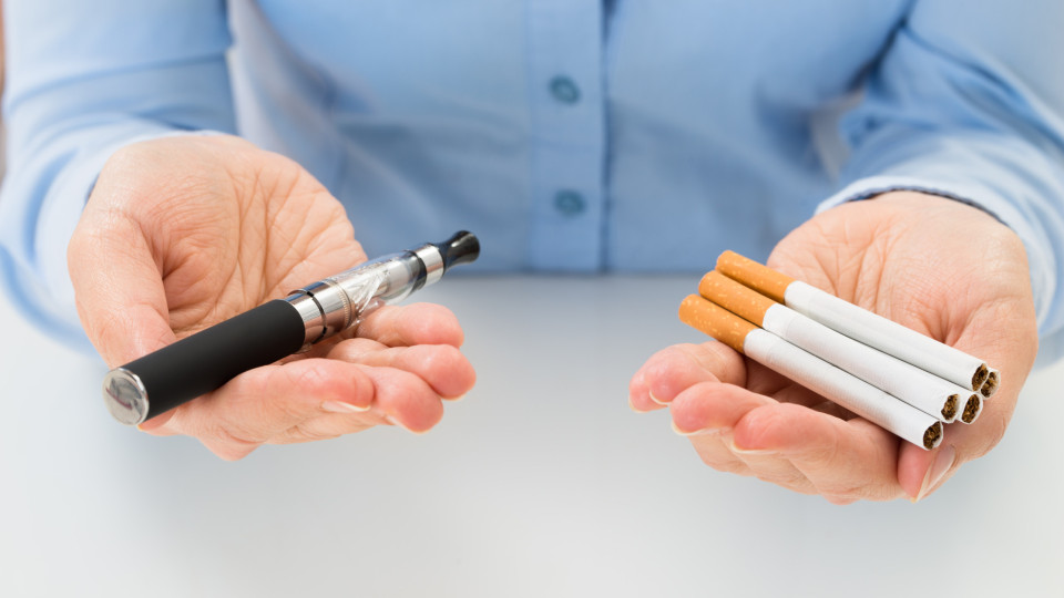 Cigarros eletrónicos tão maus como tradicionais, diz estudo