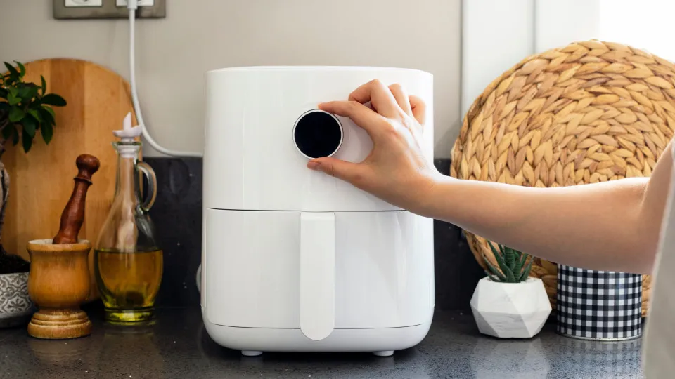 Remova a gordura da 'air fryer' com apenas três ingredientes