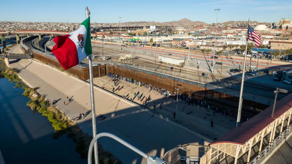 Na fronteira com México há "uma crise humanitária" e migrantes desesperados