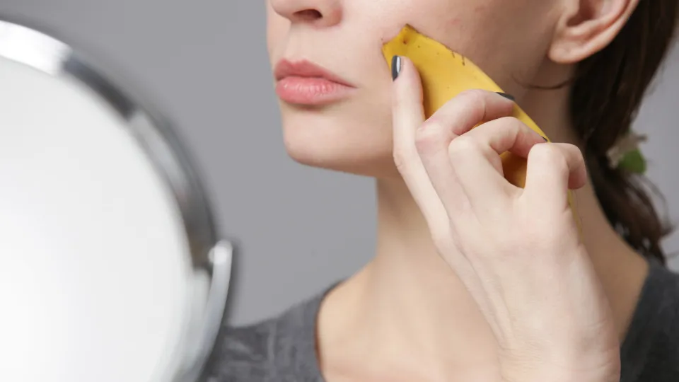 Nada de deitar a casca da banana fora. Esfregue-a na cara