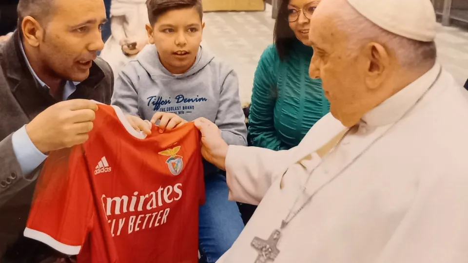 Papa Francisco recebeu camisola autografa por dois jogadores do Benfica