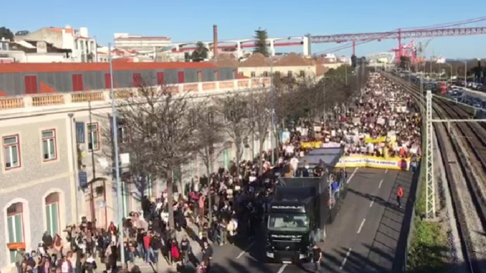 "Medina, escuta, a escola está na luta". Eis o protesto dos professores