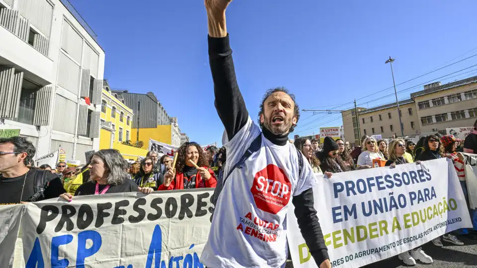 Costa quer "desviar atenções". Professores rejeitam acusação de racismo