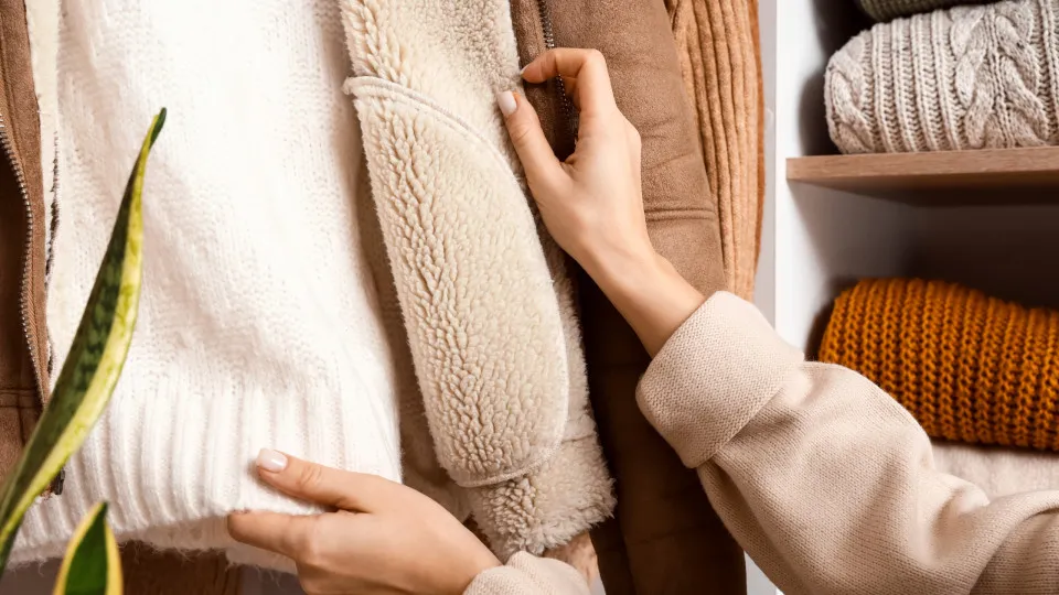 Humidade no guarda-roupa? Tem mesmo de testar esta inesperada dica