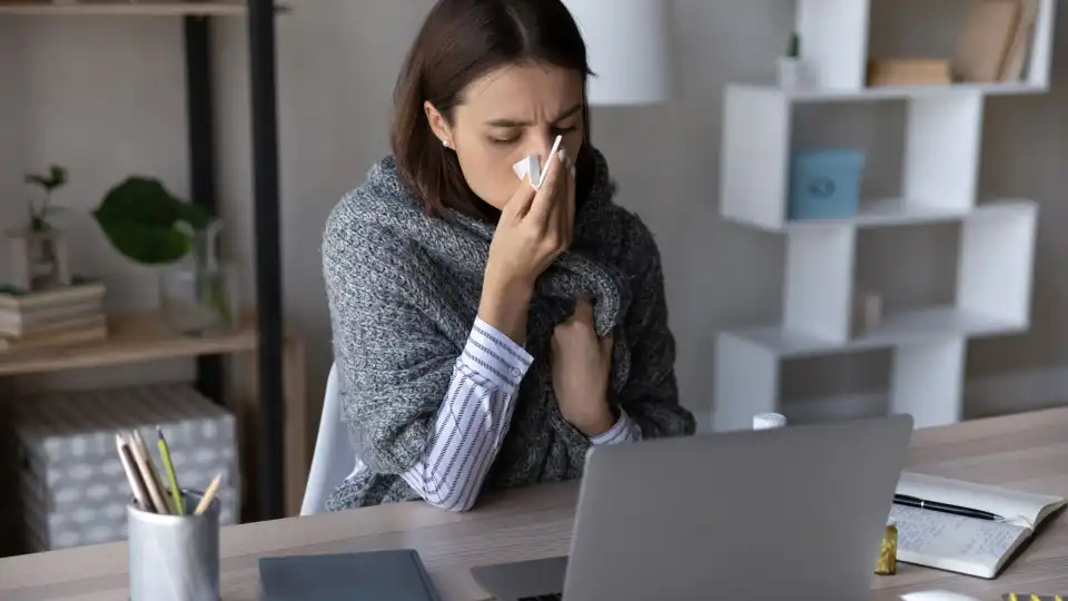 Acha que está melhor da constipação? Cuidado, ainda pode ser contagioso