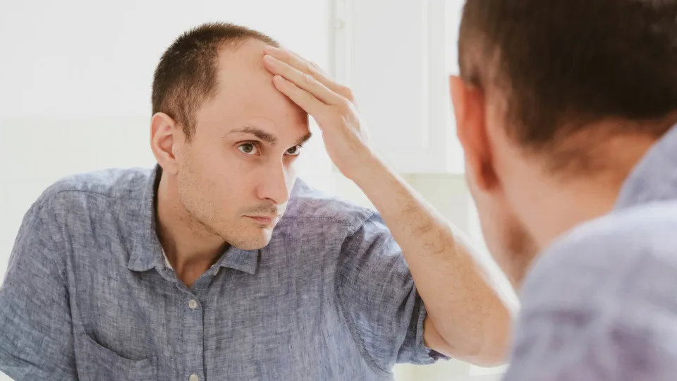 Está a perder cabelo? Consumir estes alimentos e bebidas pode ajudar