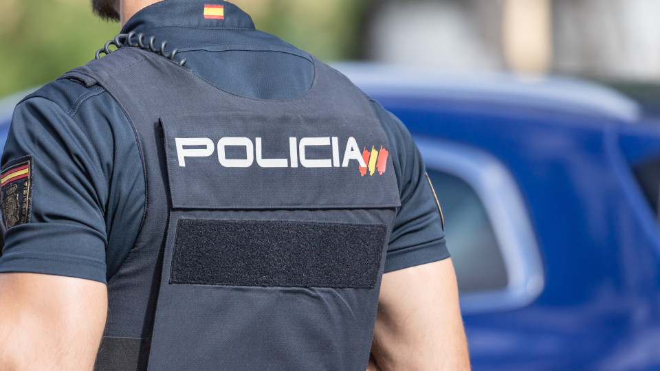 Homem mata companheira na presença dos três filhos menores em Espanha