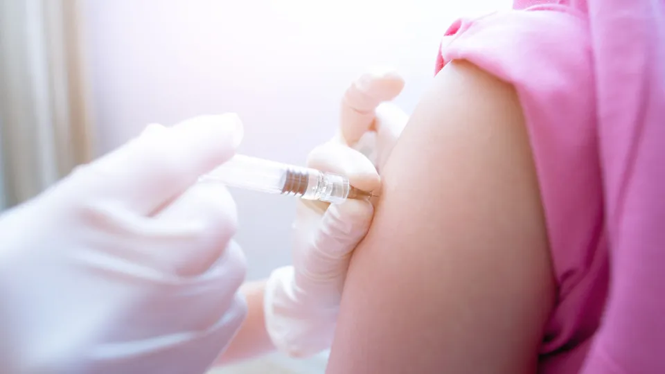 Desengane-se. Vacina contra HPV não é só para mulheres (pais, leiam isto)