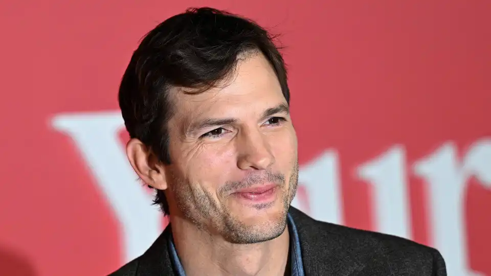 Ashton Kutcher recebe ajuda para empurrar carro no meio da rua