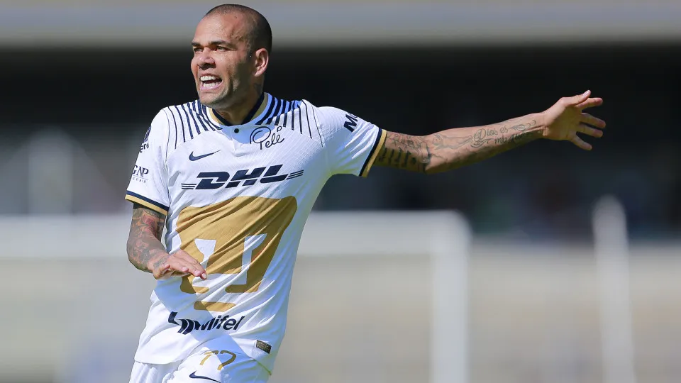 Dani Alves com apartamento penhorado e dois milhões de dívida ao fisco