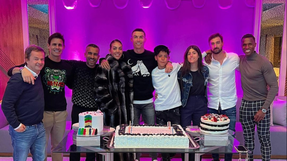 Ronaldo mostra festejos de aniversário: "Dia com amigos e família"