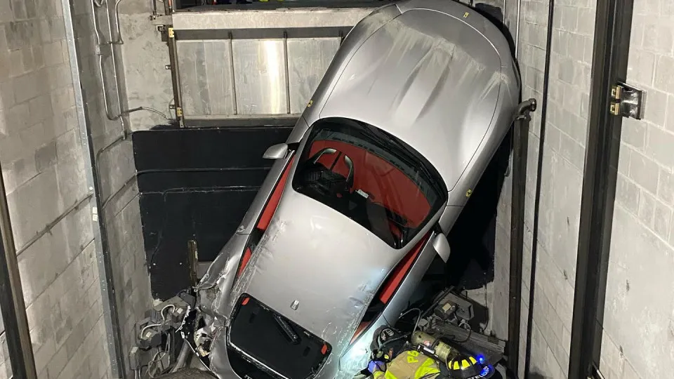 Ferrari Roma caiu de elevador e criou o pânico