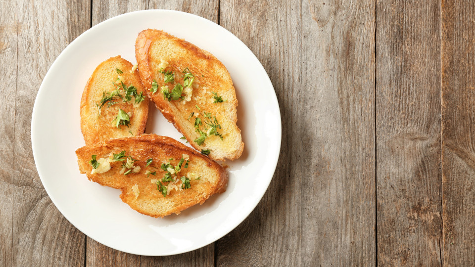 Aprenda a fazer pães de alho perfeitos (e deliciosos) na 'air fryer'