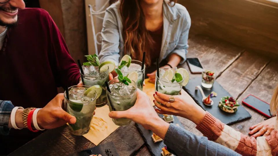 Na nova 'happy hour' do Hard Rock Cafe há bebidas a metade do preço