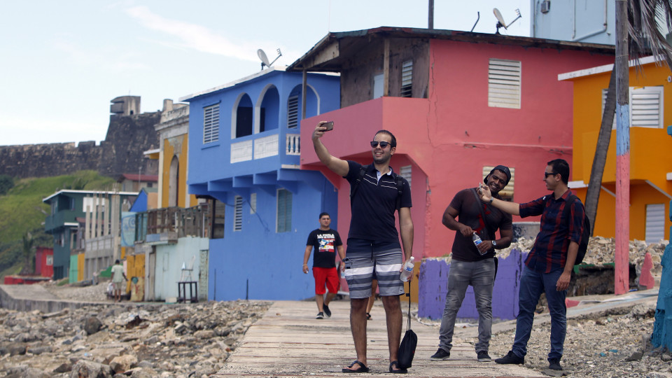Porto Rico. Três turistas esfaqueados por filmarem stand de hambúrgueres