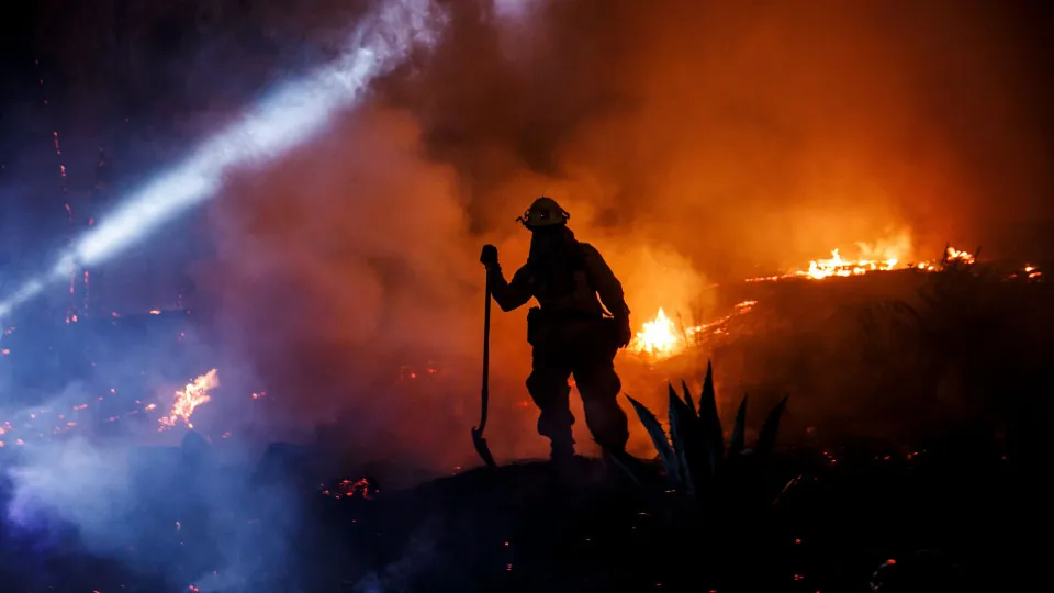 Grande incêndio em Chicago consome armazém de mobiliário