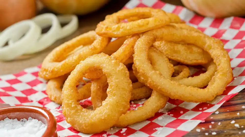 É possível fazer 'onion rings' mais saudáveis. Veja como