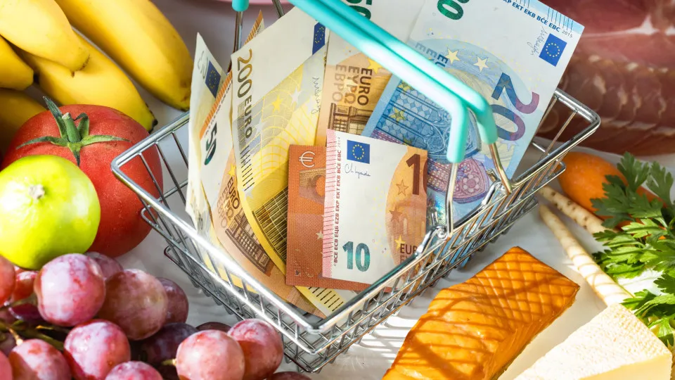 Cesto de compras atinge "um dos preços mais elevados do último ano"