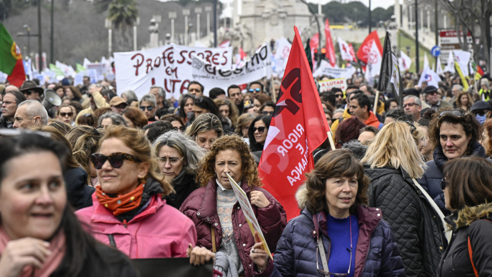 Docentes licenciados acusam tutela de apresentar "mão cheia de nada"