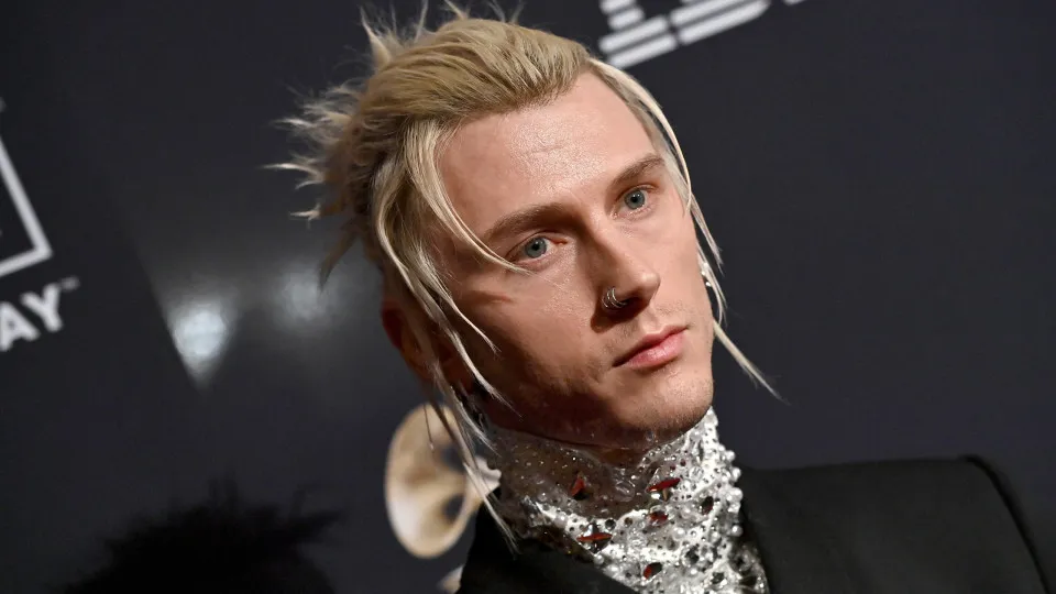 Vídeo. Machine Gun Kelly apanha choque elétrico em pleno concerto