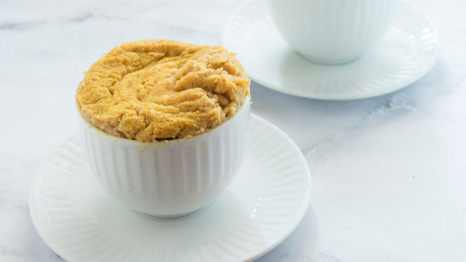 Comece o dia a devorar este bolinho 'fit'. Faz-se em dois minutos