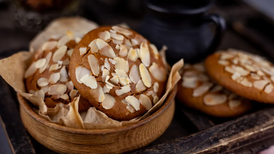 Bolachas de banana, amêndoa e canela para experimentar fazer em casa