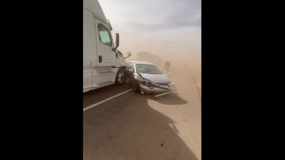 EUA. Um morto em acidente com 10 carros provocado por tempestade de areia