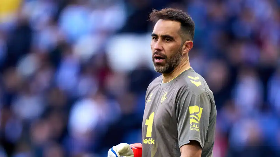 Claudio Bravo disposto a interromper reforma para voltar ao Barcelona