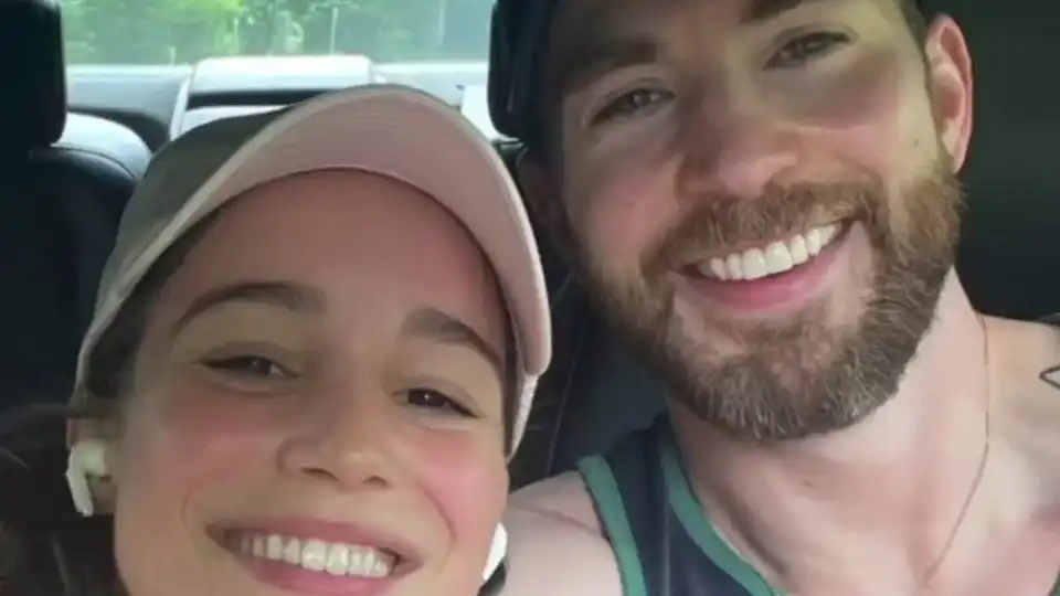 Irmão de Chris Evans defende (e apoia) namoro do ator com Alba Baptista