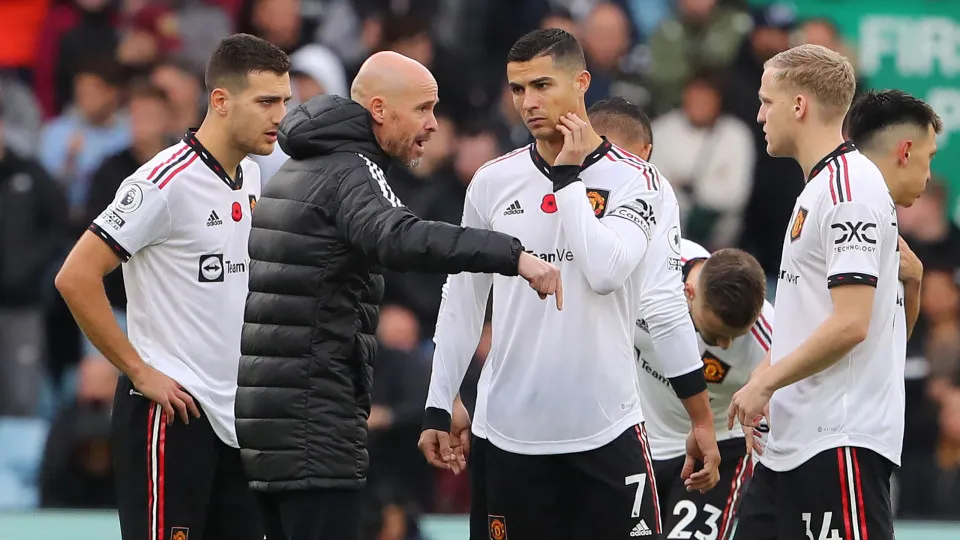 Manchester United's Dutch manager Erik ten Hag (2nd L) gives instructions to Manchester United's Dutch midfielder Donny van de Beek (R), Manchester United's Portuguese striker Cristiano Ronaldo (C) and Manchester United's Portuguese defender Diogo Dalot (