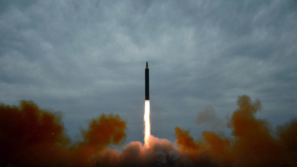 Coreia do Norte dispara presumível míssil balístico de longo alcance