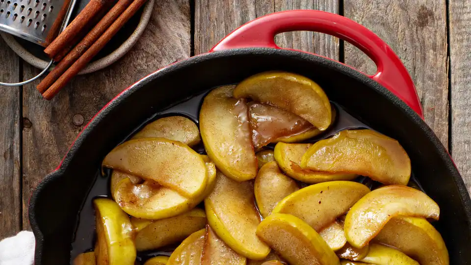 É fã de maçãs com canela? Tem (mesmo) de fazer esta receita