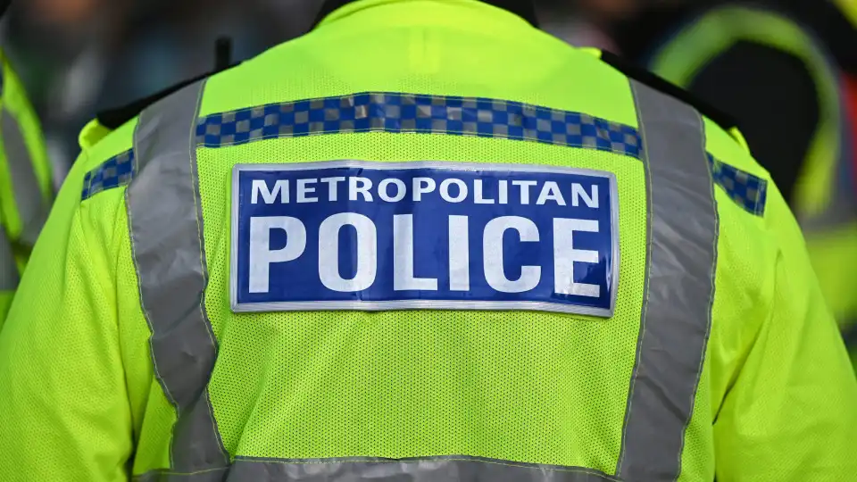 Detido agente da Polícia Metropolitana de Londres suspeito de violação