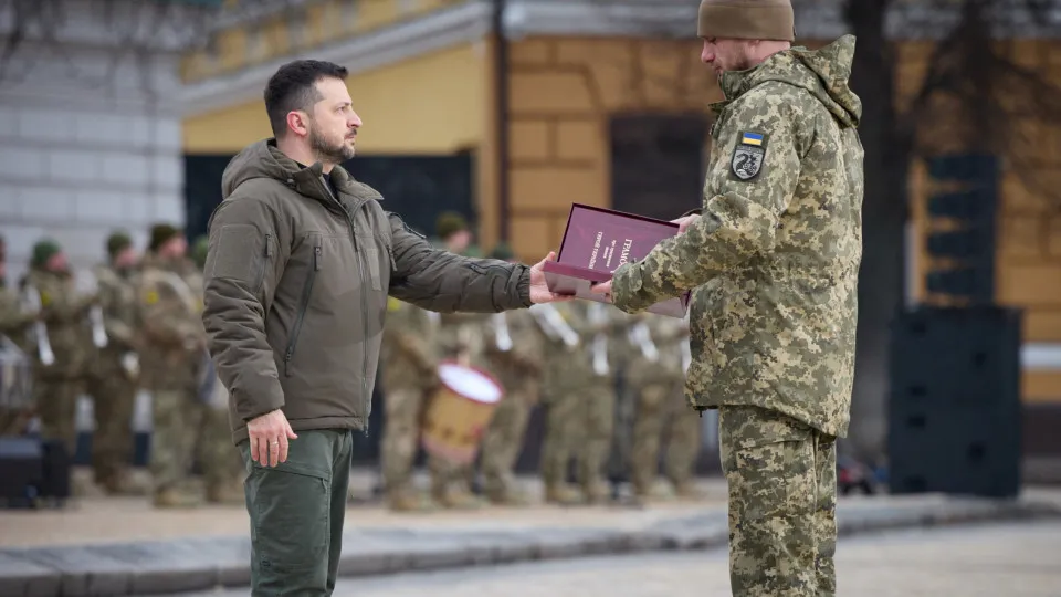 Zelensky participa em cerimónia para marcar aniversário da invasão russa