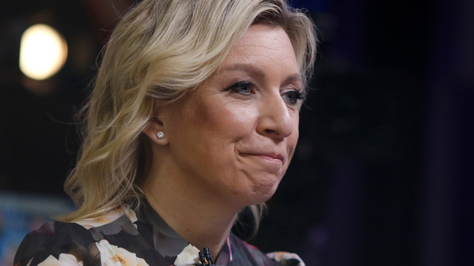 "No outono, as folhas caem". Zakharova ironiza demissão de Kuleba